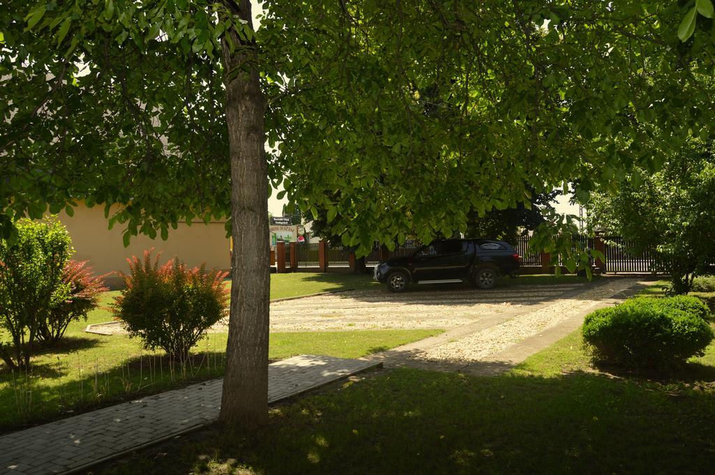 Tisza-Kert Apartmanok Tiszafüred Exteriör bild